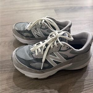 Women’s New Balance Sneakers 990s— gray and white